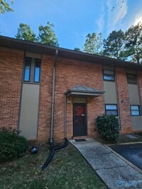 Building Photo - 2222 Colony Dr SW