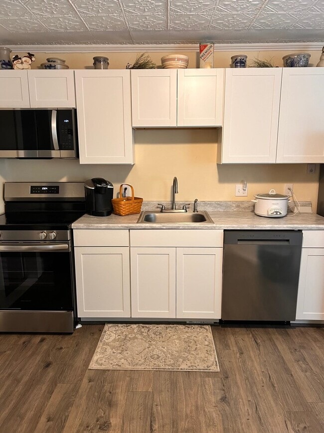 Building Photo - 565 White Mountain Hwy