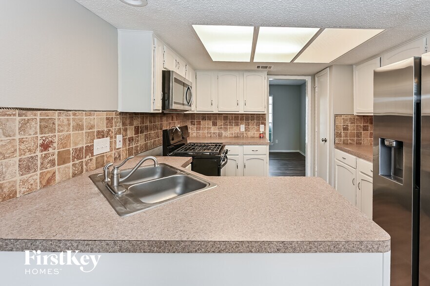 Building Photo - 8222 Streamside Dr