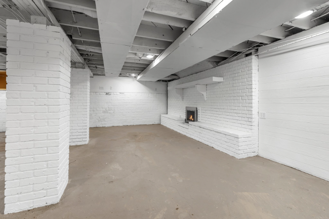 Building Photo - 246 E Penning Ave