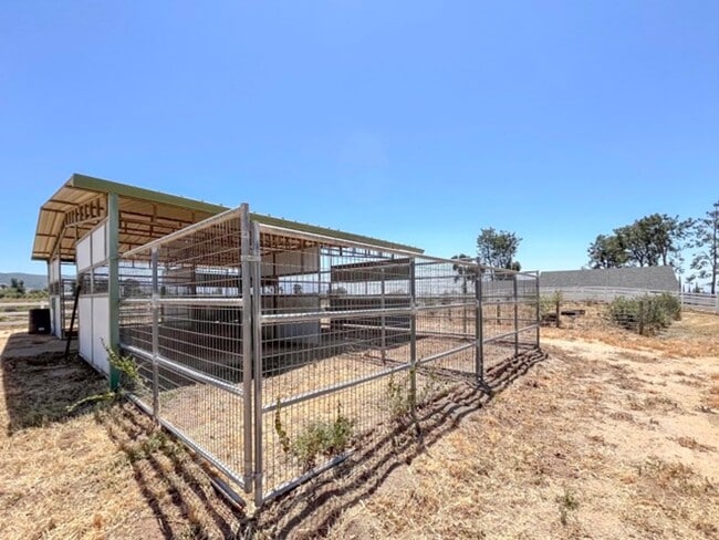 Building Photo - RANCH STYLE POOL HOME ON 2+ ACRES IN THE H...