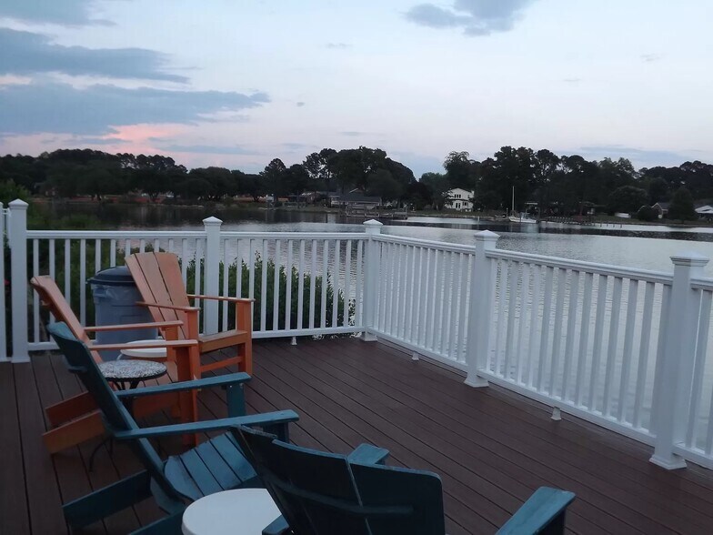 Dock seating - 219 Island Cove Ct