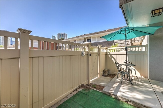 Building Photo - 714 Oakmont Ave
