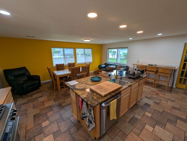 Building Photo - Spacious Upstairs Master Bedroom for Rent