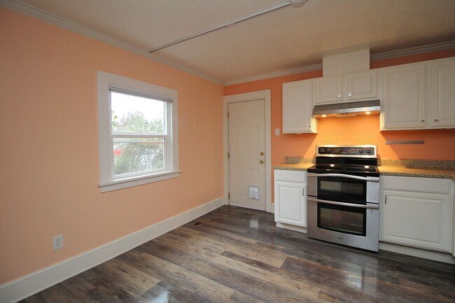 Building Photo - 5325 N Fessenden St