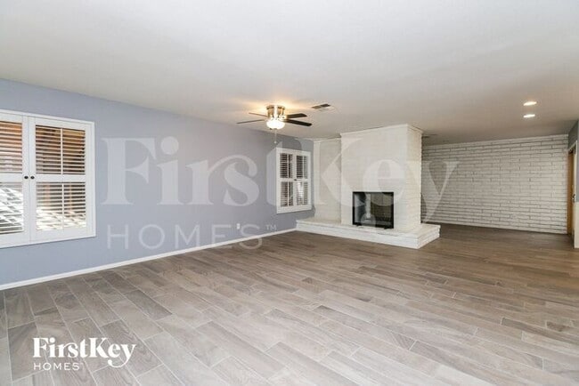 Building Photo - 328 E Balboa Dr