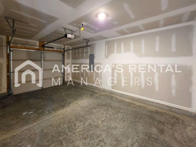 Building Photo - New Construction! Spacious Dual Level Townhome with Attached Garage for Rent in Decatur, AL! DEPO...