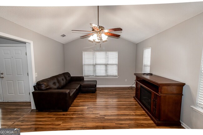 Building Photo - 104 Green Tree Ct