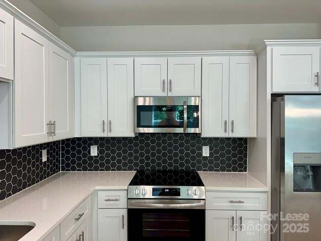 Building Photo - 9251 Eleanor Dr