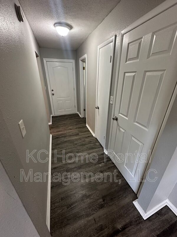Building Photo - 212 N Oak Dr