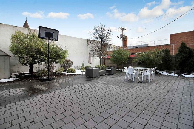 Building Photo - 701 Monroe St