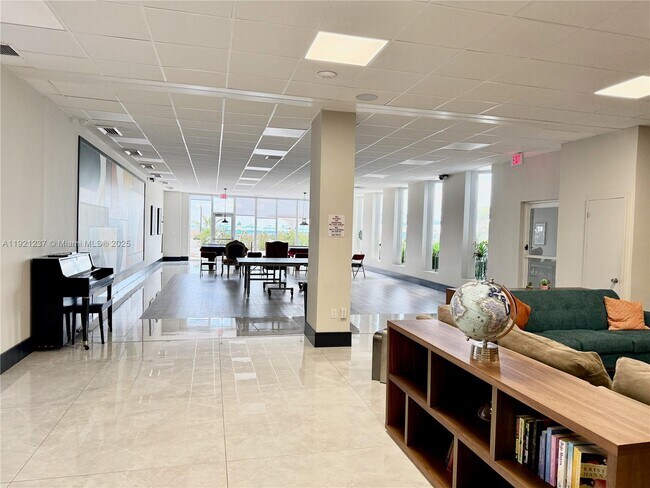 Building Photo - 3140 S Ocean Dr