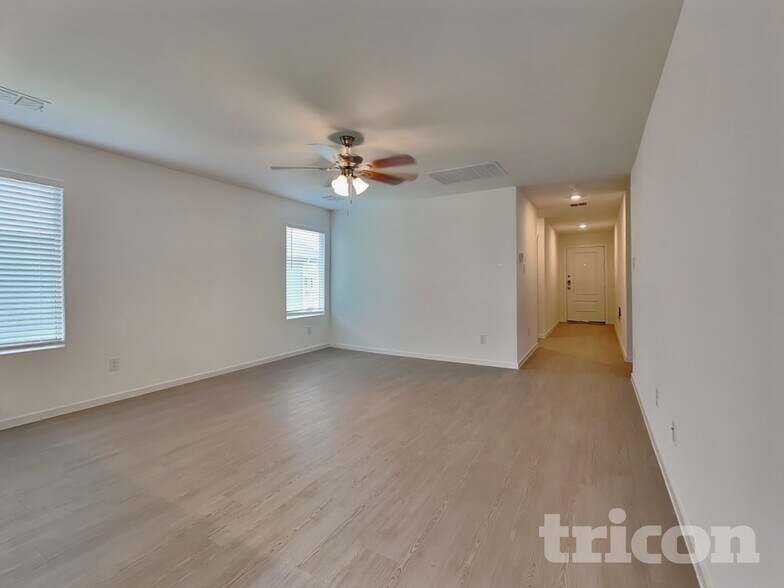 Building Photo - 1620 Parlier St