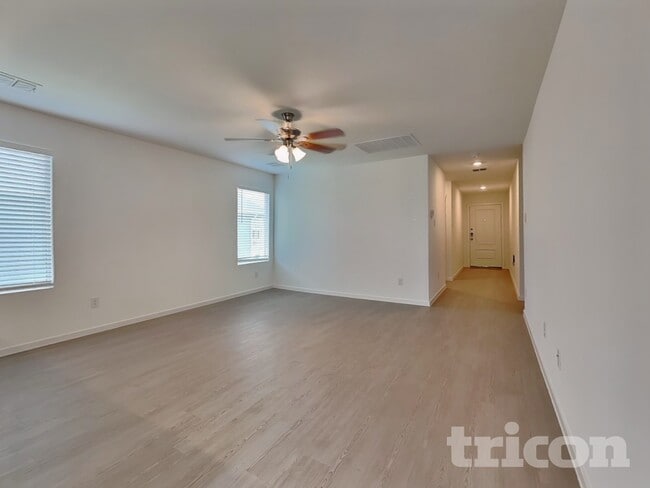 Building Photo - 1620 Parlier St