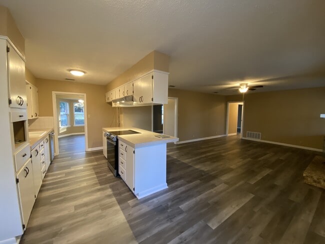 Building Photo - 2 Knightsbridge Pl