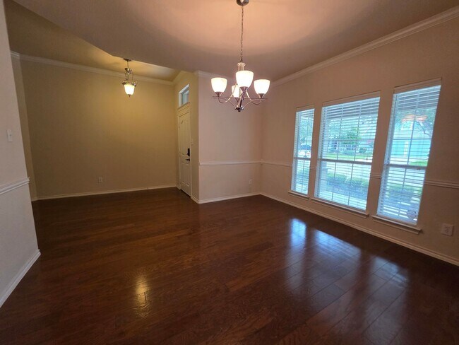 Building Photo - Heritage Craftsman Rental!