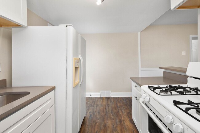 Building Photo - Beautiful 2 bedroom home in Port Vue available August 15!