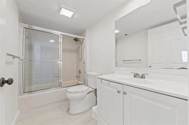 Building Photo - 6061 Balboa Cir