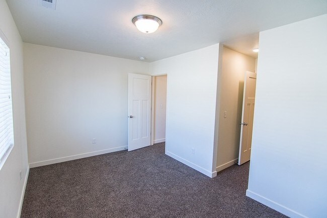 Building Photo - THE LOCHS! Gorgeous Townhome