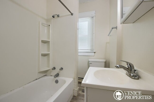 Building Photo - Charming 2BR on Lane and Indiana