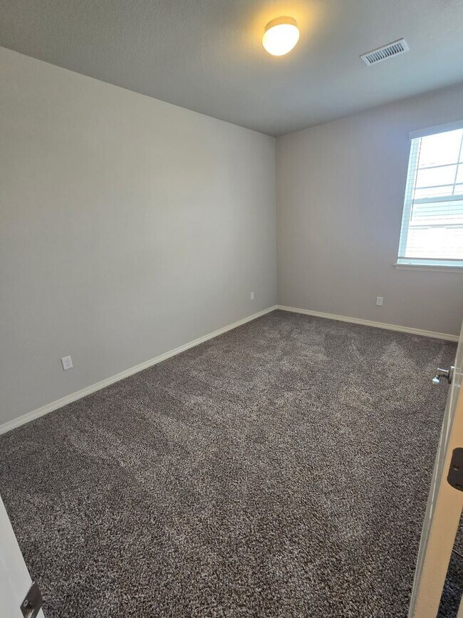 Building Photo - 3B/3B Townhome NOW AVAILABLE in Windsor! Great Location!