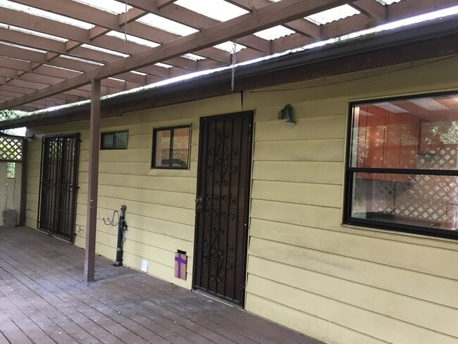 Building Photo - Charming 2 Bedroom 1 Bath Home