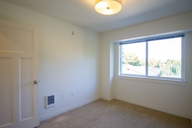 Building Photo - Stylish 2Bdr w/Stainless Appl, W&D, Private Balcony