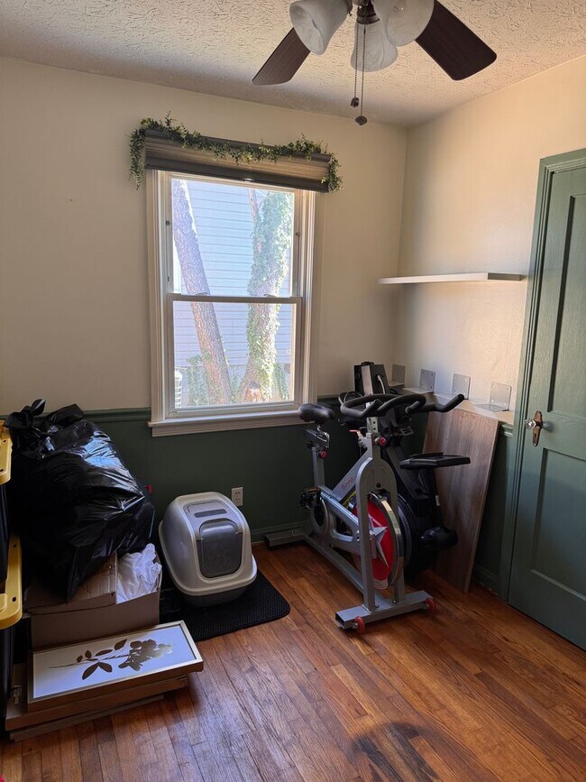 Building Photo - 2 Bedroom with Possible 3rd || 1 Bathroom - Single Family Home