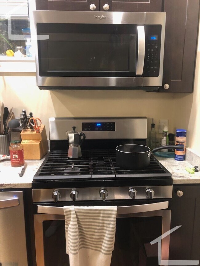 Building Photo - Belmont 1 Bed available Now