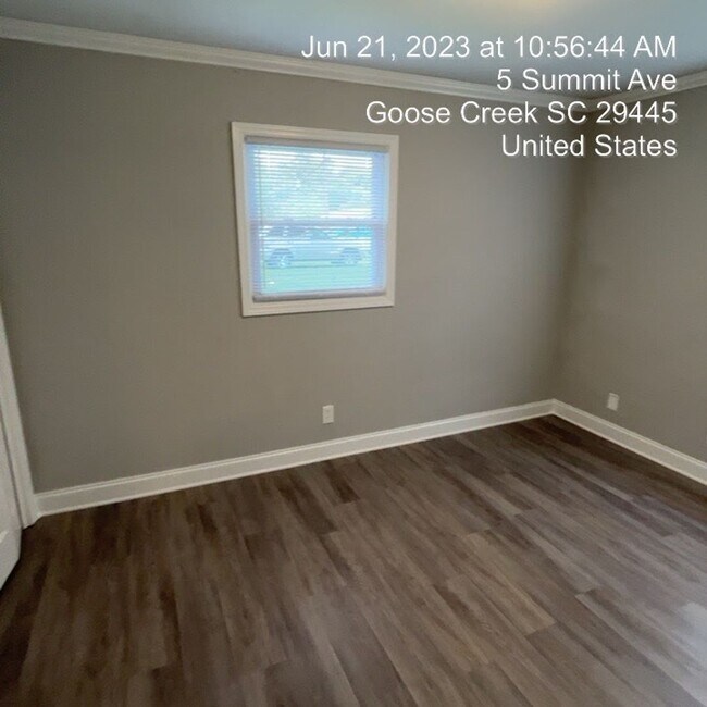 Building Photo - Relaxed Living with Spacious Yard in Goose...