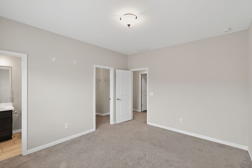 Building Photo - 3745 Crestland Ln