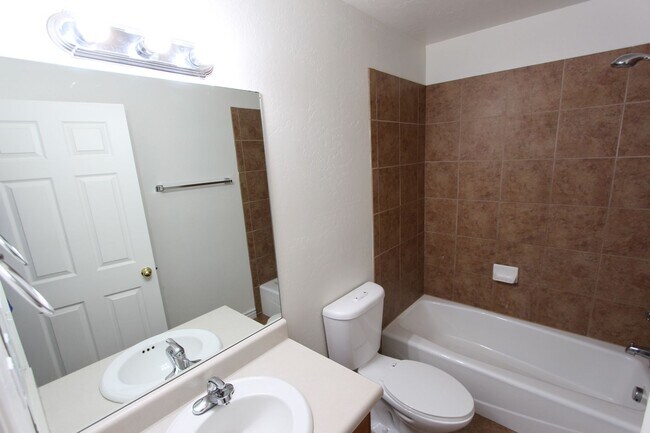 Building Photo - 1497 E Ivy Ln