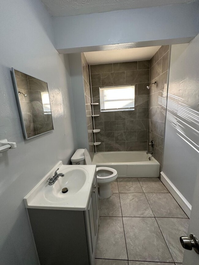 Building Photo - Fully Renovated 2/1 Single Family Ready to Move In!!!