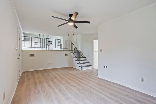 Building Photo - 3709 Kingsgate Dr