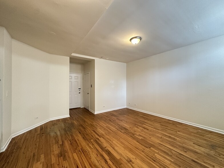 Building Photo - 909 W Dakin St