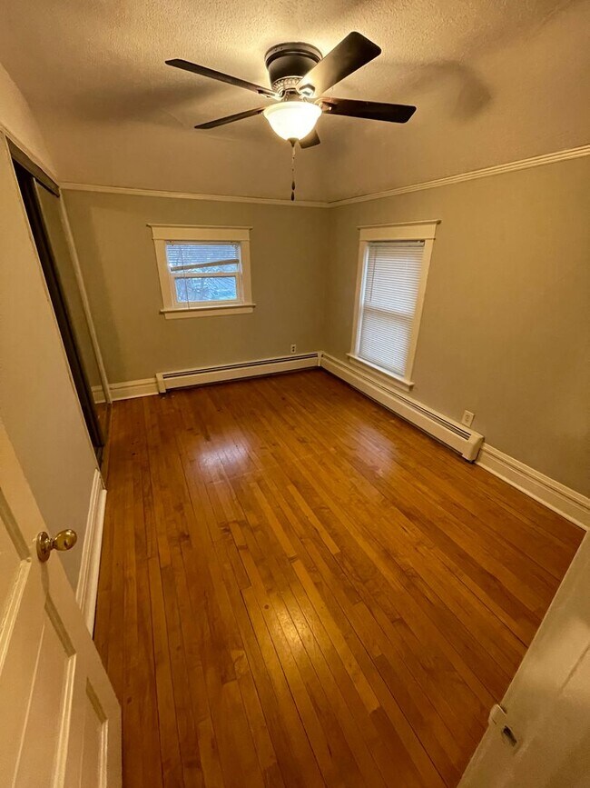 Building Photo - AVAILABLE Immediately! - Gorgeous 3 Bedroom 1 Bath Single Family Home!