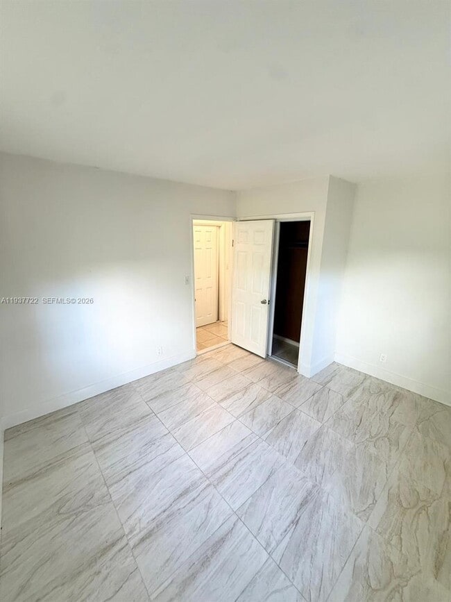 Building Photo - 1055 NE 34th Ct