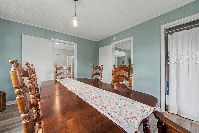 Building Photo - Spacious 5-Bedroom Home Near Radford University