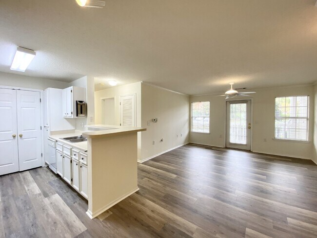 Building Photo - First Floor Living! One Bedroom Apartment in The Reserve at Woodbridge