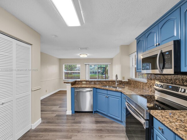 Building Photo - 2957 Oak Park Cir