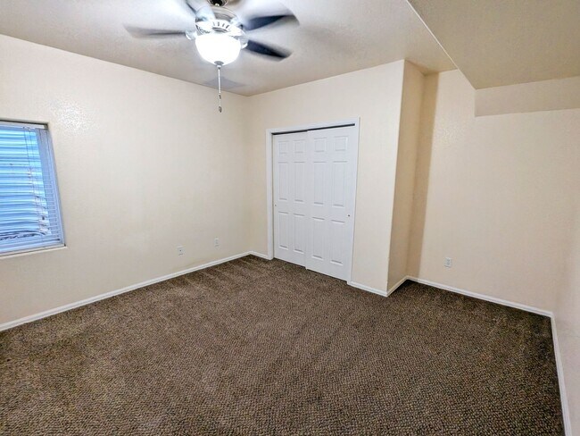 Building Photo - Large Single Family Home