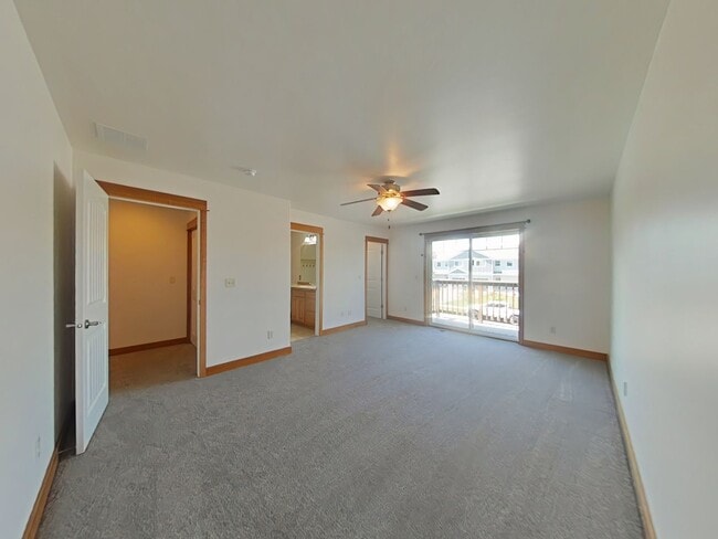 Building Photo - Beautiful 3 bedroom, 2 1/2 bathroom, townhouse with attached garage!