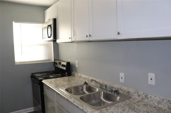 Building Photo - 740 Cooper St SW