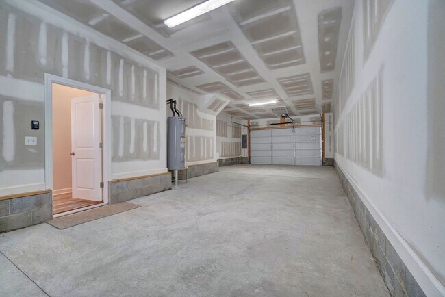 Building Photo - Available 08-05-25! Coastal Luxury Townhom...