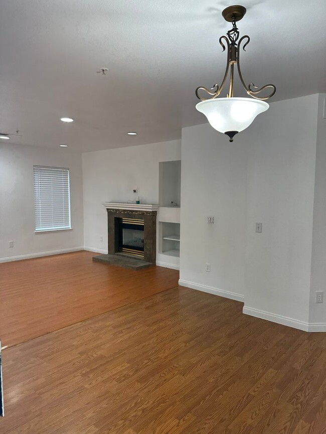 Building Photo - Stunning 3 Bed 3 Bath Duplex in Placentia with Open Floor Plan and Vaulted Ceilings.