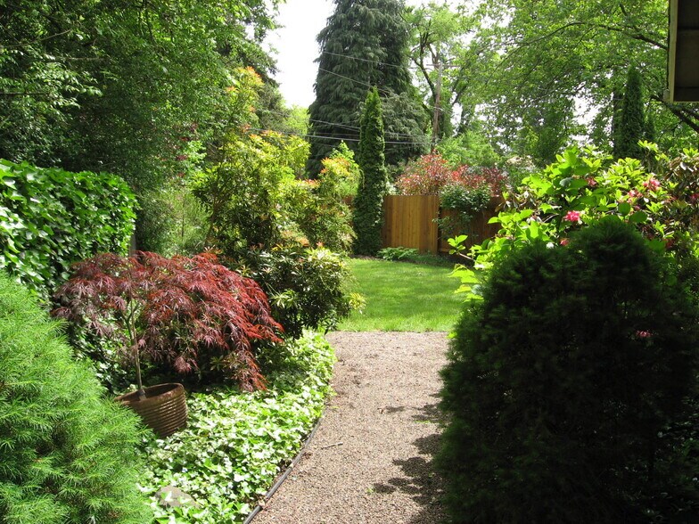 This pathway leads to a spacious & tranquil backyard, with space for adding new plants... - 885 Randall St