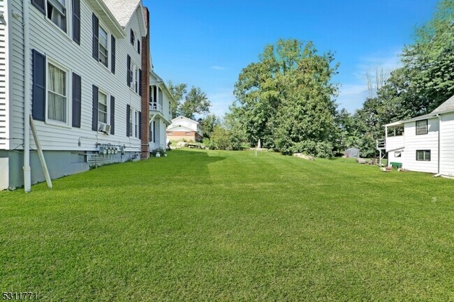 Building Photo - 27 Brighton Rd