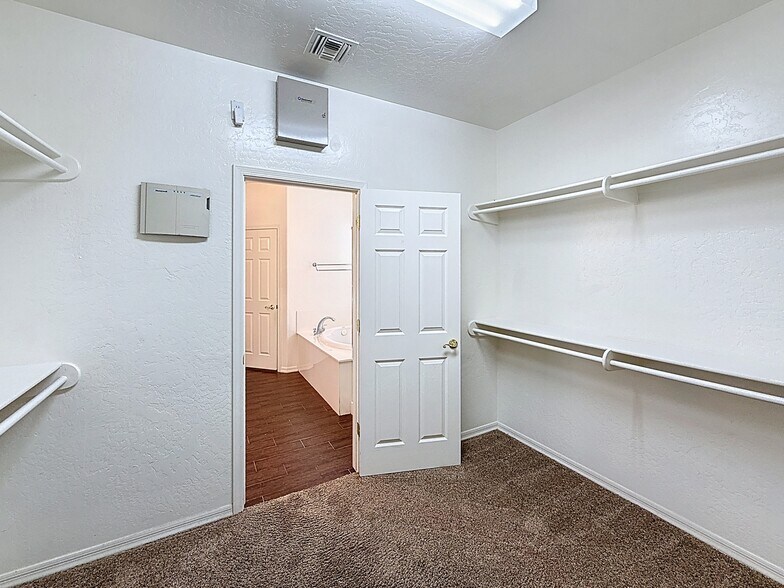 Building Photo - 14437 W Lexington Ave