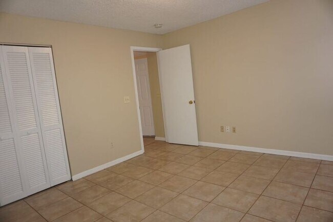 Building Photo - 3 bedroom townhouse near NAS Jax