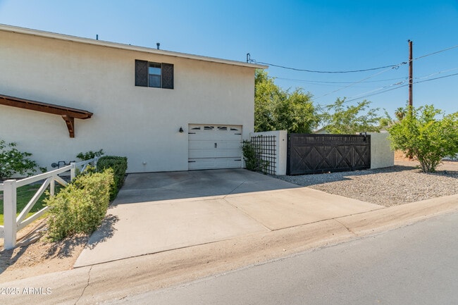 Building Photo - 4146 E Glenrosa Ave